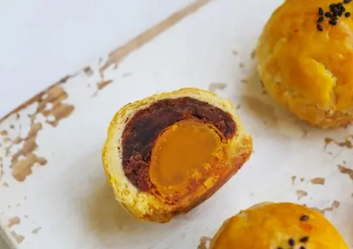 ▲窯幸福手工烘焙的蛋黃酥外皮酥脆、鴨蛋黃大顆、紅豆泥內餡甜而不膩，早已是許多老饕口袋名單。（圖/窯幸福手工烘焙臉書）