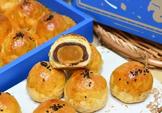 ▲中秋節蛋黃酥禮盒預購潮又來了！每年都在想要吃哪家蛋黃酥苦惱，那你聽過彰化有一間名為窯幸福手工烘焙的蛋黃酥嗎？（圖/窯幸福手工烘焙臉書）