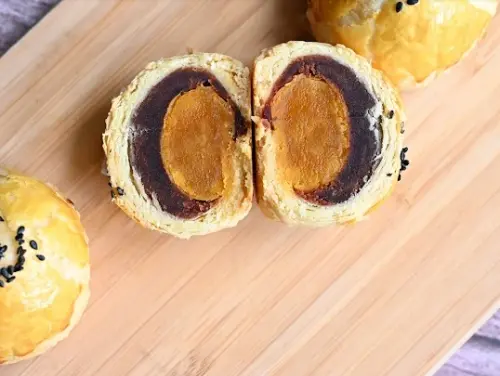 ▲彰化窯幸福手工烘焙的蛋黃酥廣受好評，Google評價高達4.9顆星的高分，不少人吃過都表示不輸給彰化其他名店。（圖/窯幸福手工烘焙臉書）