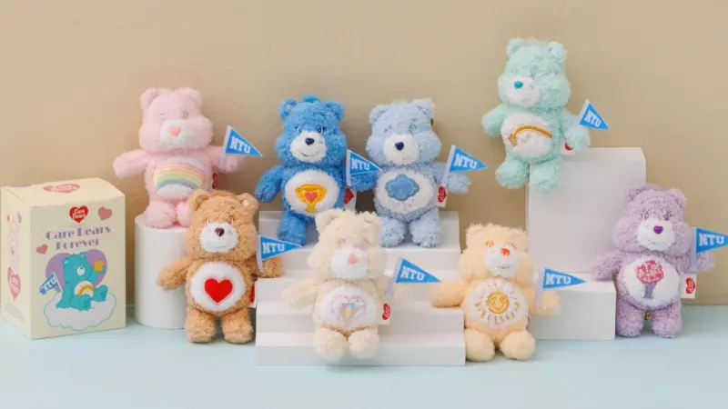 ▲不只藏壽司、DARLIE好來牙膏開搶「吉伊卡哇」周邊，Care Bears聯名台大NTU迎新小熊盲盒也超搶手，3小時完售1500隻，讓Grace Gift表示：「緊急開放預購」。（圖／Grace Gift提供）