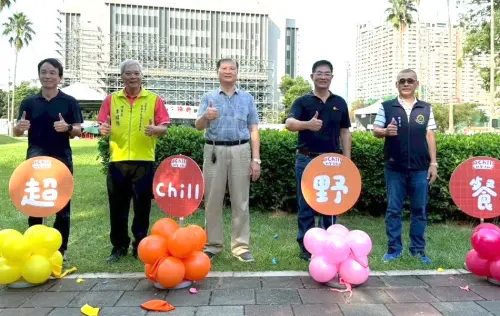 ▲高雄市政府勞工局舉辦外籍工作者野餐活動，由勞工局局長江健興(中)主持。(圖／高雄市政府勞工局提供)