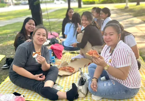 ▲高雄市政府勞工局舉辦外籍工作者野餐活動，與會外籍工作者共享療癒時光。(圖／高雄市政府勞工局提供)