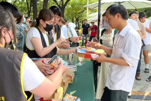 ▲高雄市政府勞工局舉辦外籍工作者野餐活動，現場也透過美食、遊戲與宣導活動，以強化對勞動權益的理解，促進多元文化交流。(圖／高雄市政府勞工局提供)