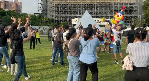 ▲高雄市政府勞工局舉辦外籍工作者野餐活動，現場溫馨又充滿活力，並在摸彩活動助興下，為整個活動劃下玩美句點。。(圖／高雄市政府勞工局提供)