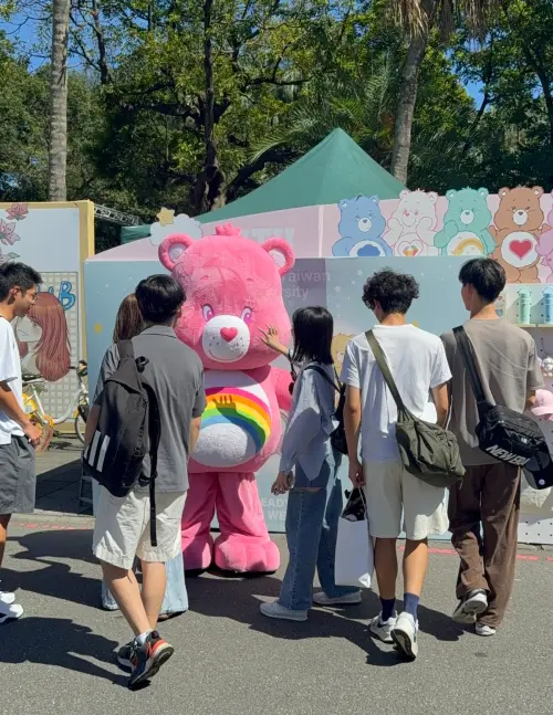 ▲Care Bears現身台大校園被人潮包圍。（圖／Grace Gift提供）