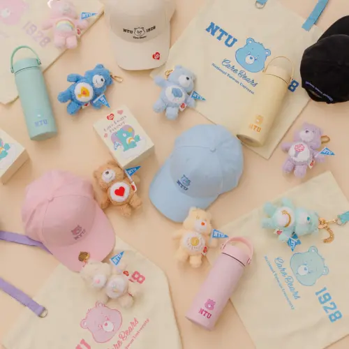 ▲除了Care Bears台大熊盲盒，還有棒球帽、帆布包、保溫瓶等周邊商品。（圖／Grace Gift提供）