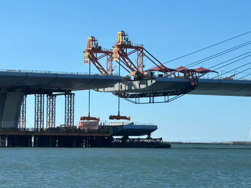 ▲期待了30年的國際級地標「淡江大橋」，最後一塊橋梁結塊已經就位，16日合龍儀式將吊掛完成銜接。（圖／記者徐銘穗攝,2025.09.15）