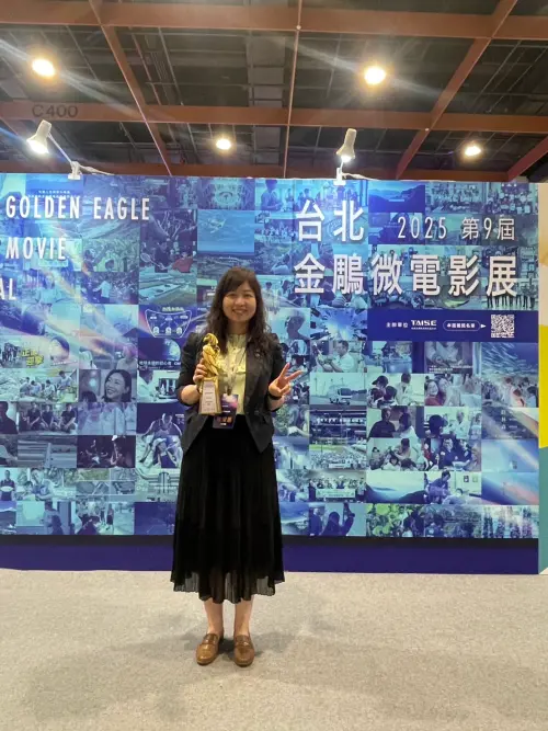 ▲第九屆台北金鵰微電影展，《再現田頭水》勇奪銀獎，研究發展處楊雯惠副研發長代表領獎。（圖／修平科大提供）