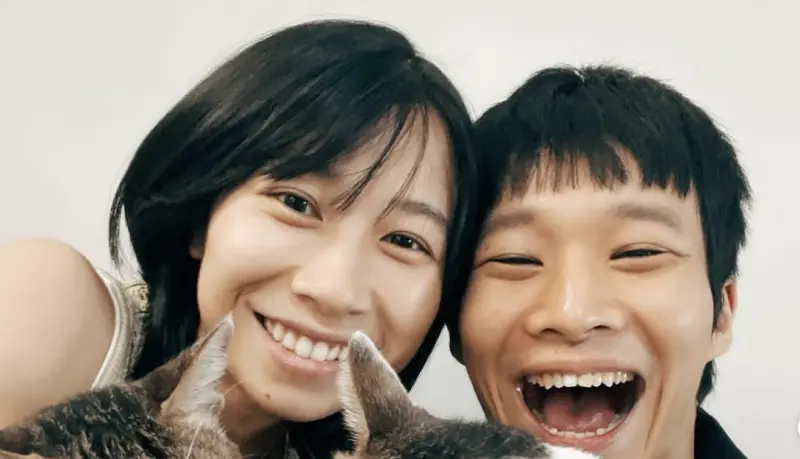 ▲黃冠智（右）今（15）日迎接30歲生日，恰逢第60屆金鐘獎入圍名單公布，他也獲得了2大生日禮物，就是《聽海湧》、《人生清理員》雙雙入圍，準備角逐迷你劇集男主角獎。（圖／黃冠智 IG @huang_guanzhi）