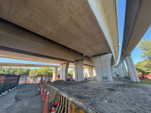 ▲穿過橋下施工區的拍攝點已被管制，無法進入。（圖／記者徐銘穗攝,2025.09.15）