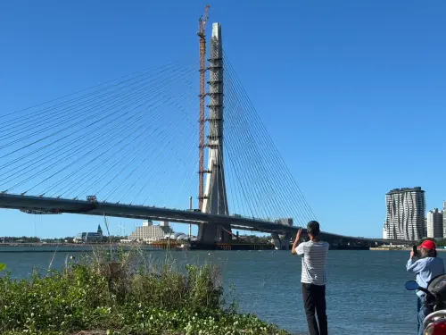 ▲許多民眾趁漲潮前，趕來八里挖子尾，拍攝淡江大橋「最後缺口」。（圖／記者徐銘穗攝,2025.09.15）