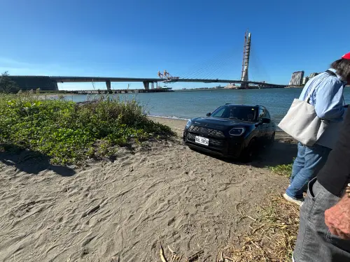 ▲一輛休旅車從右側沙灘一路駛來，意圖開上小坡卻失敗，只好原路折返。（圖／記者徐銘穗攝,2025.09.15）