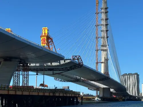 ▲淡江大橋缺口下方已經掛上紅布條，就等16日合龍儀式。（圖／記者徐銘穗攝,2025.09.15）