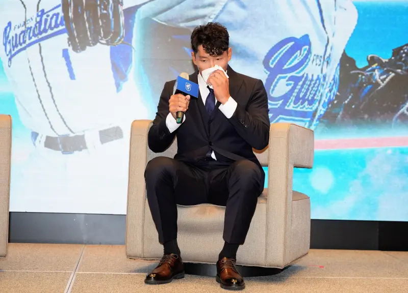 ▲富邦悍將林哲瑄昨日舉辦引退記者會，過程中數次落淚。（圖／富邦悍將提供）