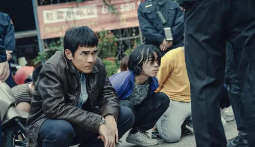 ▲楊一展（左起）和越南新二代蔡定邦飾演的越南籍移工一起面臨外事警察臨檢。（圖／公視、中華電信、瀚草文創）