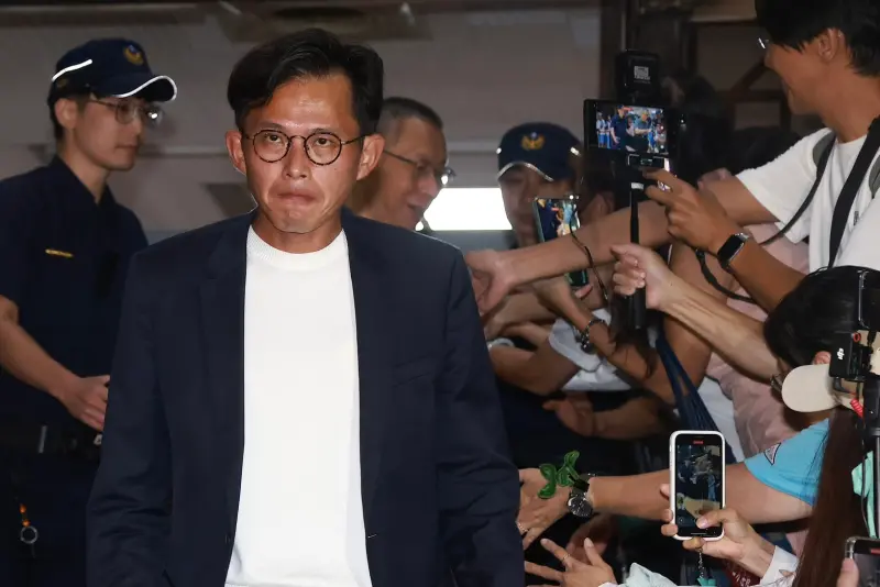    ▲前民眾黨主席柯文哲交保，民眾黨主席黃國昌陪同步出北院，表情嚴肅。（圖／記者葉政勳, 2025.09.15）  