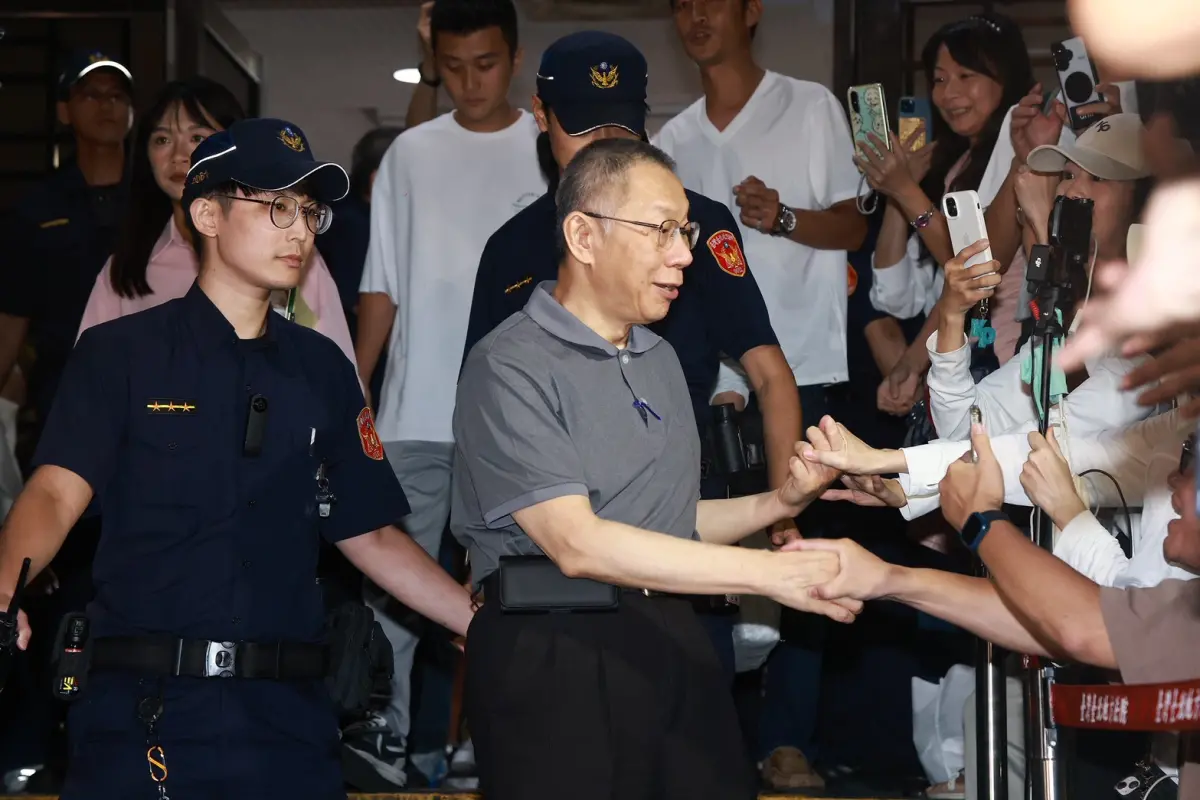 柯文哲維持交保！跟小草握手竟「沒做這事」 網嘲：是不是該抗告