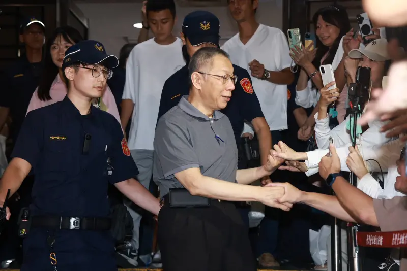 ▲前民眾黨主席柯文哲重開羈押庭，9/15仍維持7千萬交保，法官諭知完畢後，他離開時與小草擊掌。（圖／記者吳翊緁攝）