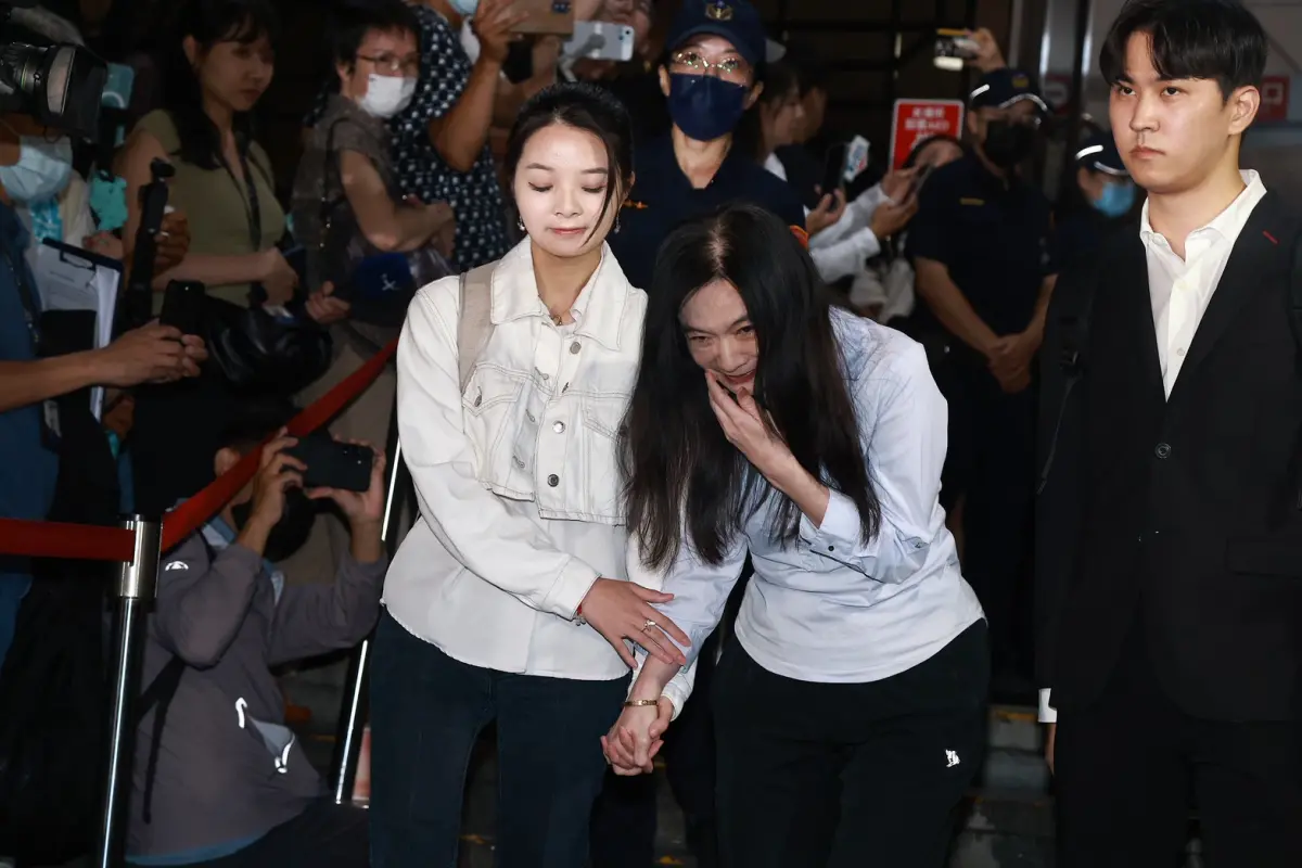 ▲法院裁定出爐之後，應曉薇率先在女兒攙扶、陪同下步下法院階梯。（圖／記者葉政勳，2025.09.15）