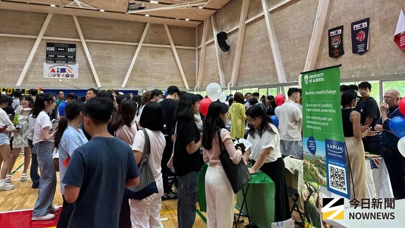 ▲「南部台灣大學博覽會」現場有超過60所世界知名大學共襄盛舉，吸引眾多學生到場參與。（圖／記者陳美嘉攝，2025.09.15）