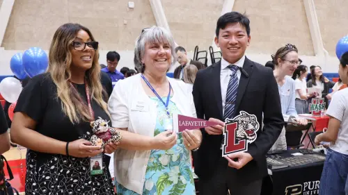 ▲高市府教育局長吳立森（右一）高雄美國學校高中校長金柏莉（左一）參與高雄美國學校大學博覽會，與美國各大學（中）代表互動。（圖／高市府教育局提供）