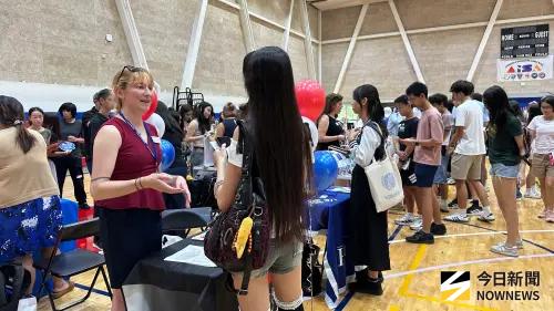 ▲ 「南部台灣大學博覽會」在高雄美國學校校內舉行，學生與大學招生代表面對面交流，深入了解各校招生資訊、申請條件與學習資源。（圖／記者陳美嘉攝，2025.09.15）