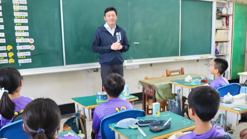 ▲高市府教育局長吳立森關心學童飲用乳品，今(15) 日至楠梓國小訪視午餐，並關心學童飲用乳品情形。（圖／高市府教育局提供）
