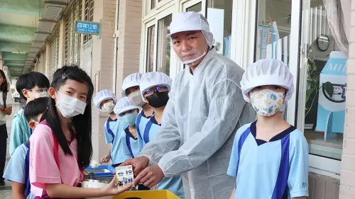 ▲局長吳立森到楠梓國小，午餐與學生一起打菜，並發放學生乳品，肯定學校午餐規劃與用心。（圖／高市府教育局提供）