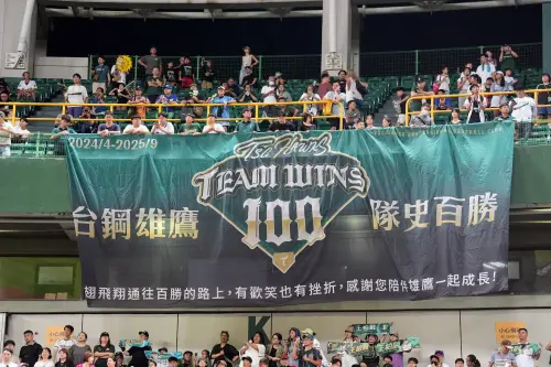 ▲台鋼雄鷹奪下隊史百勝，推出一系列紀念商品。（圖／台鋼雄鷹提供）