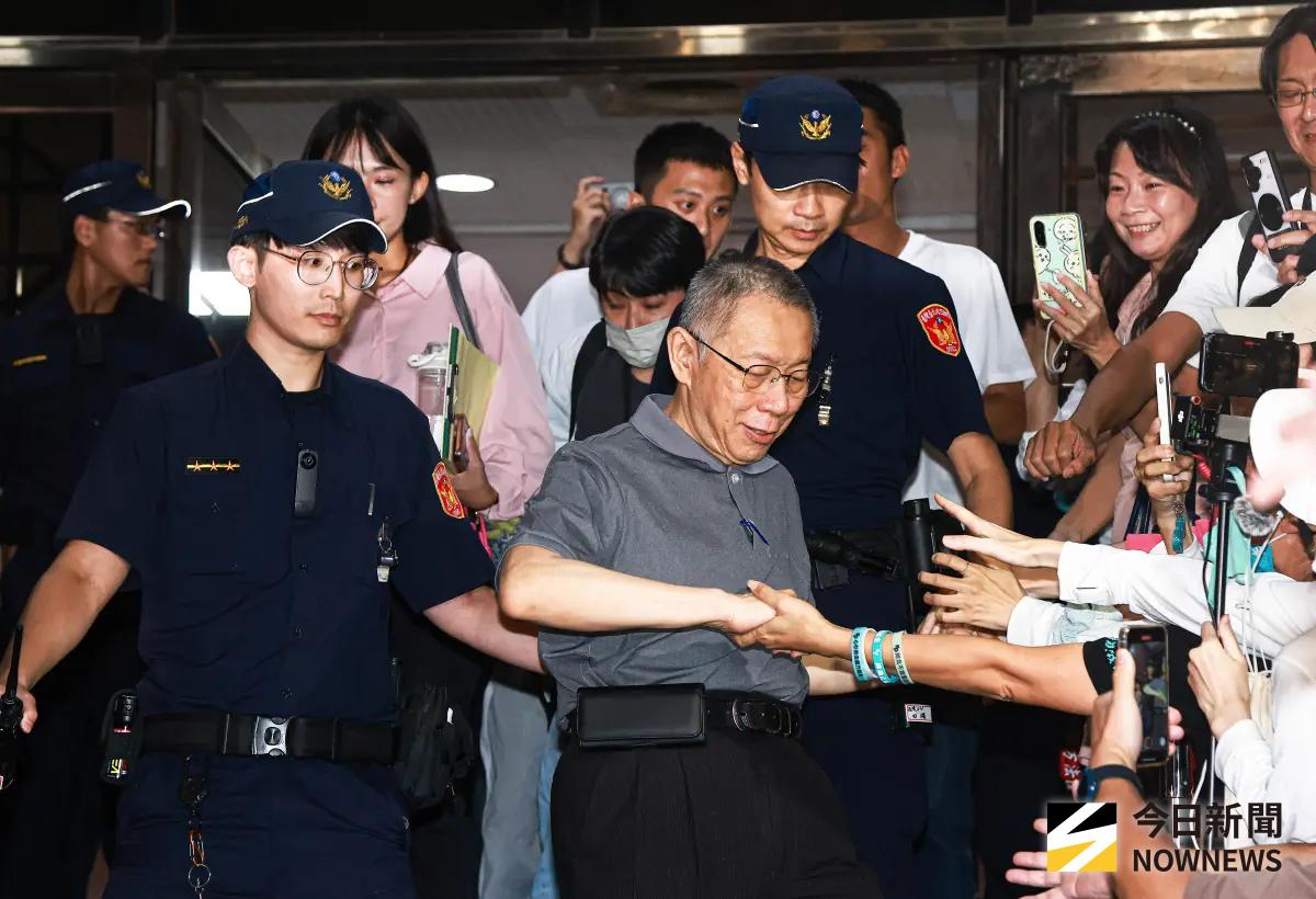 ▲民眾黨前主席柯文哲15日再開羈押庭，最後維持原裁定7千萬交保，傍晚在太太陳佩琪、民眾黨主席黃國昌陪同下離開北院。（圖／記者葉政勳攝，2025.09.15）