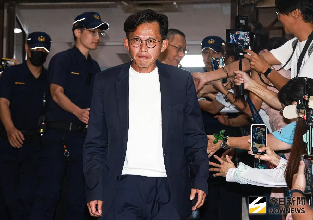 ▲黃國昌指《鏡週刊》報導說要上大菜結果是餿水，更表示若今日不道歉將提告，《鏡週刊》嗆必提誣告「屆時請千萬別連滾帶爬」。（圖／記者葉政勳攝）