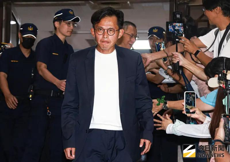 ▲黃國昌遭爆指揮狗仔跟拍政敵，如今四叉貓起底其板橋服務處是「立委服務處＋狗仔集團＋建商」三位一體。（圖／記者葉政勳攝）