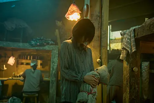 ▲《醜得要命》中，申鉉彬（下）整部片都沒過程，靠身體演技詮釋「醜女人」鄭英熙。（（圖／壹壹喜喜電影）