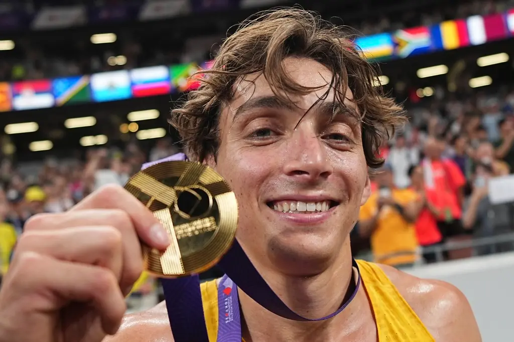 ▲「新鳥人」杜普蘭提斯（Armand Duplantis）再以6公尺30的高度飛越橫桿，打破自己保持的世界紀錄，生涯第14次創造歷史，完成世錦賽3連霸。（圖／美聯社／達志影像）