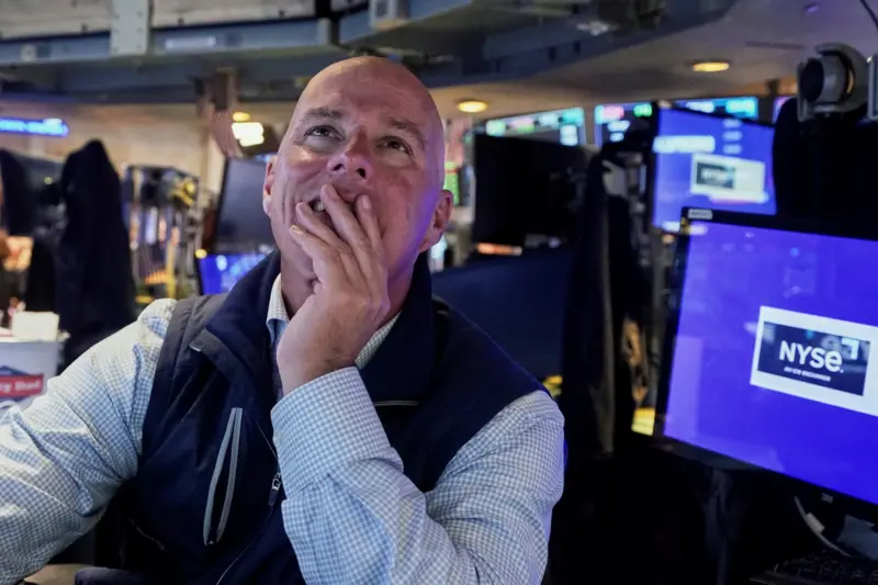 ▲受益於聯準會降息、輝達與英特爾宣布結盟，美股18日開高。（圖／美聯社／達志影像）