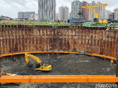 ▲主塔橋基礎開發面積有1個國小操場那麼大，基礎圍堰打了144根鋼管樁。圖為河中段 P130樁帽降挖工程畫面。（圖／公路局淡江大橋官網,djbridge.thb.gov.tw）