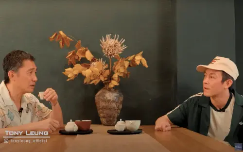 ▲梁朝偉（左）接受陳冠希（右）的訪問，透露了自己的健康狀況、對於接戲的考量，以及自己拍片時的一些習慣，表示晚上睡不太好，因為腦子裡總有很多事要想。（圖／摘自ZONED YT）