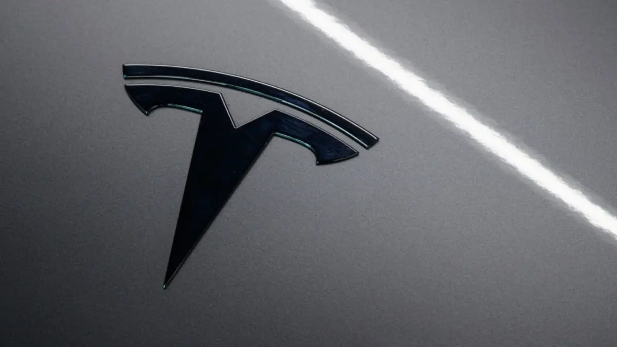 ▲電動車大廠特斯拉（Tesla）股價翻紅，不只收復年初以來的跌幅，還從4月的低點大幅反彈85%。（示意圖／美聯社／達志影像）