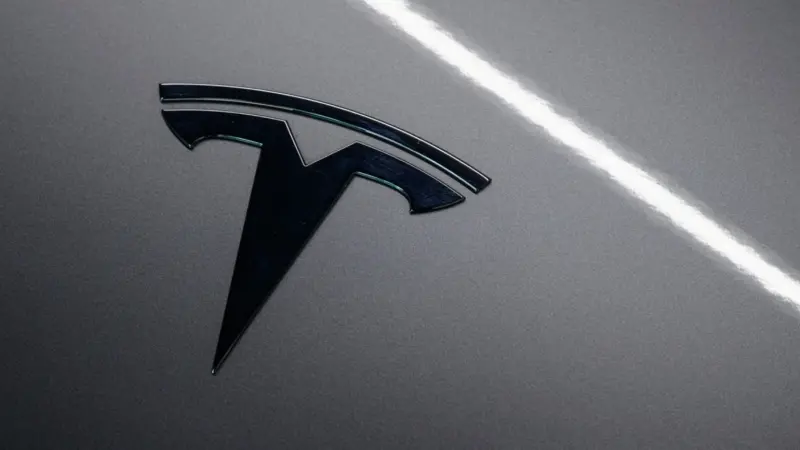 ▲電動車大廠特斯拉（Tesla）股價翻紅，不只收復年初以來的跌幅，還從4月的低點大幅反彈85%。（示意圖／美聯社／達志影像）