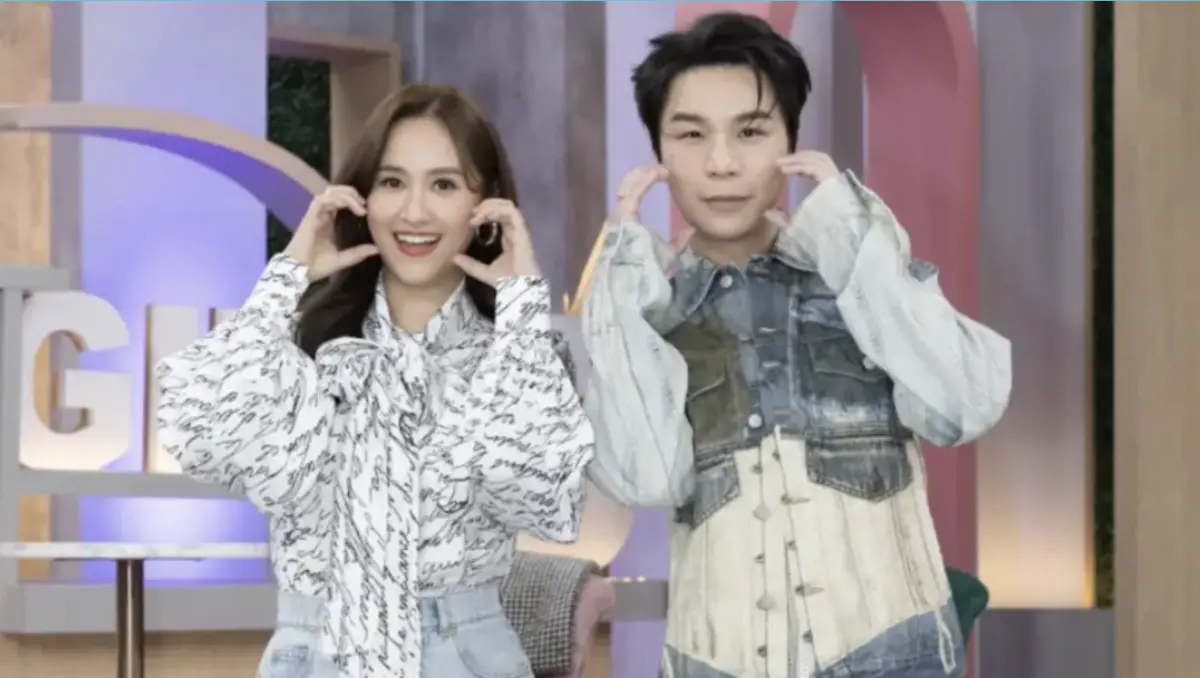 ▲吳姍儒（左）幫小S代班《小姐不熙娣》，不過沒有提報金鐘獎，如今該節目以主持人獎入圍，吳姍儒大方向派翠克（右）祝福：「Love you love you，請務必要得獎！」（圖／東森綜合提供）