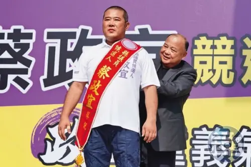 ▲蔡政宜（左）3年前轉戰政壇，以第一高票贏得嘉義縣議員寶座，引起各界議論。（圖／鏡報提供）