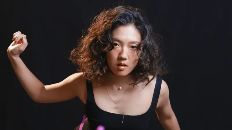 ▲錦雯在八點檔清唱金曲歌后李竺芯（如圖）歌曲〈足芳足芳〉6字歌詞，被唱片公司索取5萬元補償，果核音樂強調事前溝通與尊重，並宣布將費用全數捐贈公益。（圖／翻攝自臉書李竺芯 Siri Lee）