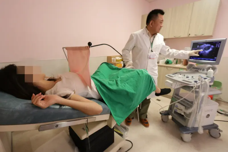 ▲醫師可先透過陰道超音波、子宮內膜切片或子宮鏡等方式先檢查。(圖／醫院提供2025.9.16)