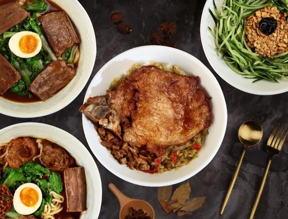 ▲今天到淡水看淡江大橋合龍，記得順道一嚐當地美食，被許多民眾封為淡水必嚐的黑殿排骨飯、即黑殿飯店創始店，就在橋端附近。（圖／取自黑殿飯店臉書）