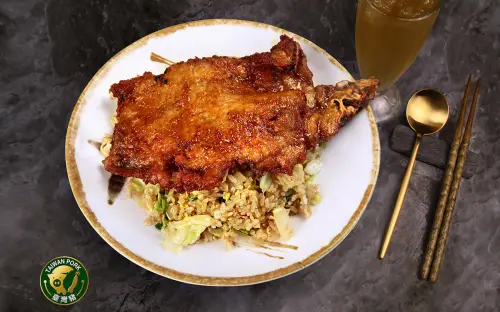 ▲「黑殿飯店」的招牌豬排飯炸到酥嫩夠味，吃起來相當過癮。（圖／取自黑殿飯店臉書）