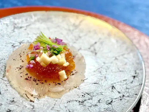 ▲刺身「真鱸／醋凍／水蜜桃／馬告／芽蔥／花穗」，展現生魚片料理的不同詮釋。（圖／記者蕭涵云攝）