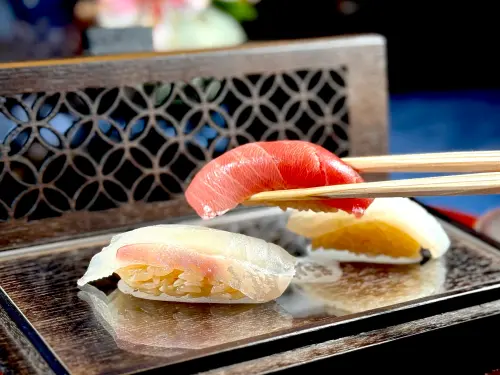 ▲「亘一郎KOICHIRO」的壽司盛裝於特製木盒上桌。（圖／記者蕭涵云攝）