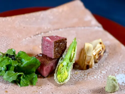 ▲烤物「日本鹿兒島A5和牛／綠竹筍／西洋菜海苔／晚香玉筍」。（圖／記者蕭涵云攝）