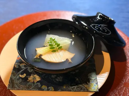 ▲椀物「鮑魚／冬瓜／紅鳳菜／山椒葉」，一掀蓋就聞到伴隨木枝芽香氣的鮮美氣息。（圖／記者蕭涵云攝）