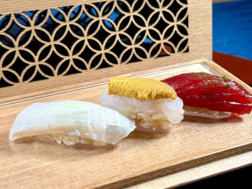 ▲第二回壽司「金目鯛昆布漬／日本白蝦與海膽／醬油漬赤身」。（圖／記者蕭涵云攝）